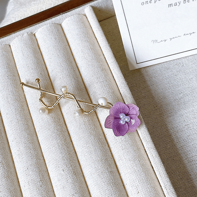 Libelle Hydrangea Flower Hair Clip with Gold-toned Stem Design