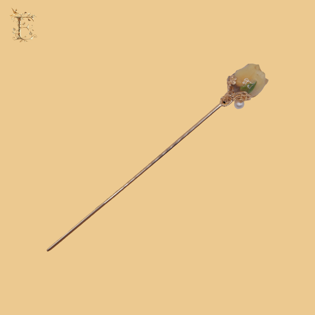 Rosebud Hairpin with Elegant Floral Base Design