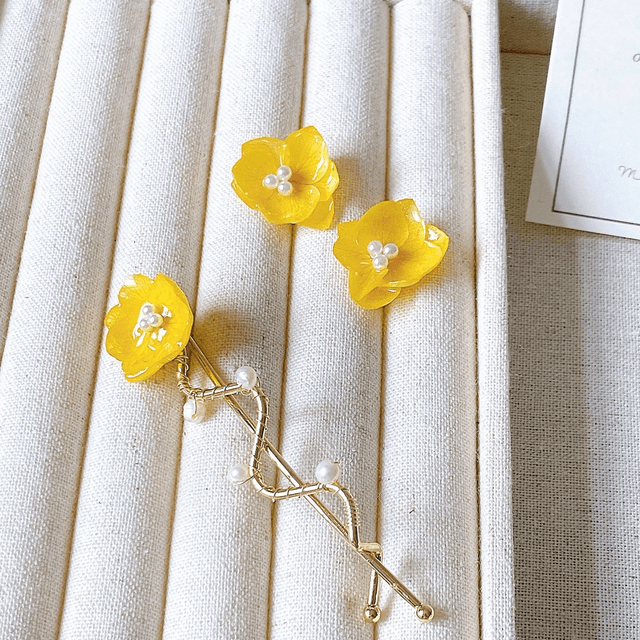 Libelle Hydrangea Flower Hair Clip with Gold-toned Stem Design