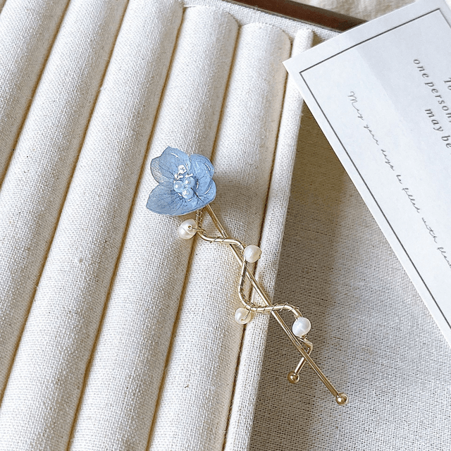 Libelle Hydrangea Flower Hair Clip with Gold-toned Stem Design