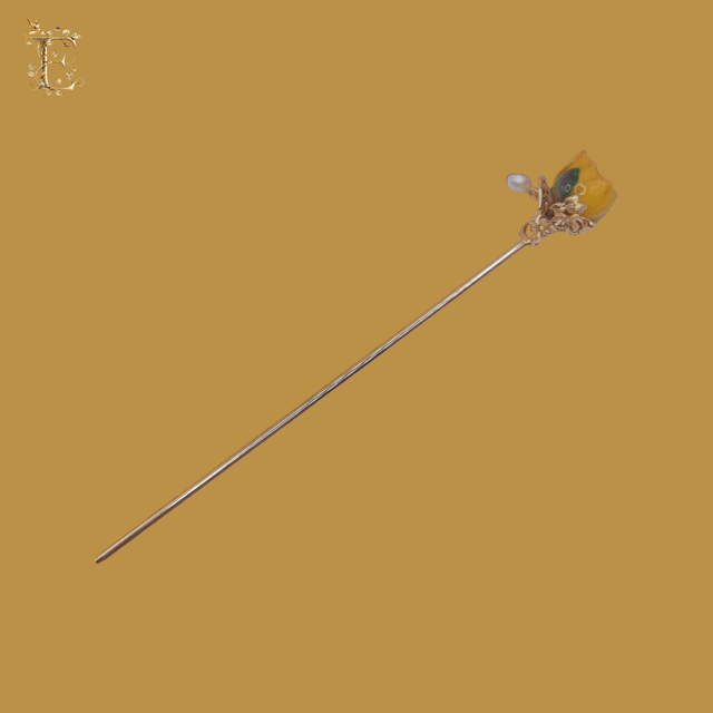 Rosebud Hairpin with Elegant Floral Base Design