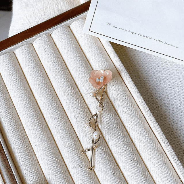 Libelle Hydrangea Flower Hair Clip with Gold-toned Stem Design